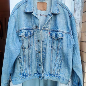 Vintage Levis jesnsjacka  - Vintage Levis jeansjacka i storlek XL men passar mig som har M och tjejen jag köpte sen av. Inga hål eller andra skavanker