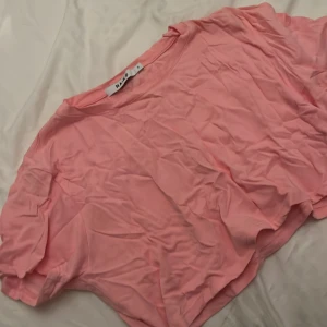 Magtröja  - Rosa T-shirt från NA-KD storlek small. 