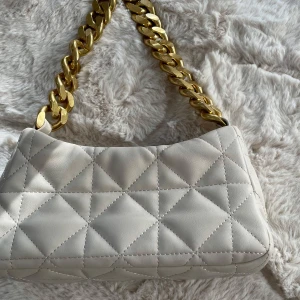 Väska 💼  - Så snygg väska från Mangp med guldkedja! 