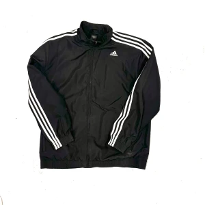 Adidas Track suit Jacka - Adidas Track Suit jacka i felfritt skick. Står XL men passar mer som en L. För mer info är de bara att fråga. :)
