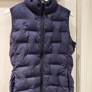 Fin blå väst - Blå dunväst använd en gång från golfmärket märket cutter & buck. Storlek M men passar s/m.  Nypris 2500kr