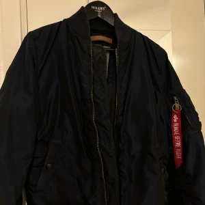 Alpha bomberjacka  - Säljer en marinblå bomberjacka från alpha industries i storlek XS. Är i väldigt bra skick, köparen står för frakten! 😊