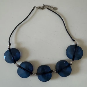 Blått halsband med stora runda pärlor - Säljer ett unikt halsband med stora, runda blå platta pärlor. Pärlorna är facetterade och ger en fin glans i ljuset. Marinblått & passar bra till jeans. Perfekt för att ge en färgklick till din outfit! Hämtas på Hägerstensåsen eller ök 💙