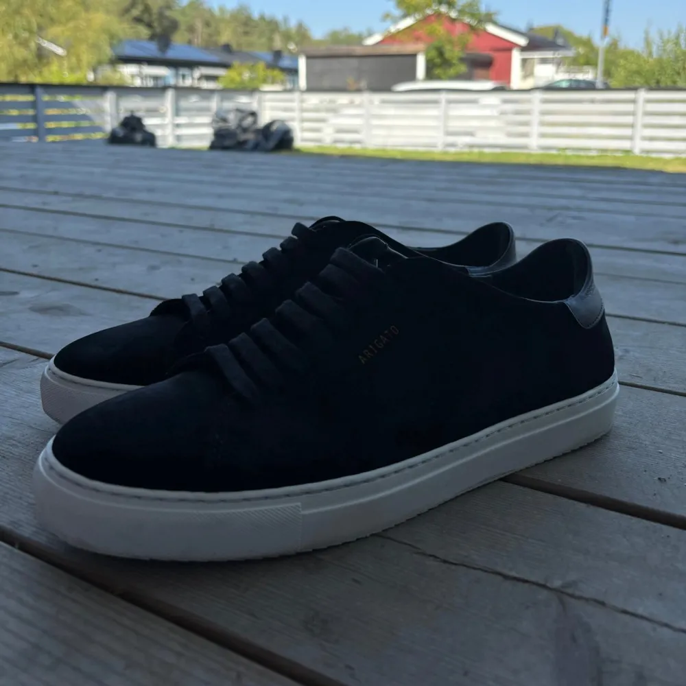 AXEL ARIGATO Clean 90 Sneaker Black Suede 1800kr Endast använda 2gånger. Först till kvarn Papper och kvitto finns. Priset kan diskuteras vid snabb affär Dem passade inte min stil därför säljer jag dem vidare till någon som kan ha nytta av dem. . Skor.