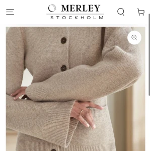 Beige kofta med knappar - Säljer en superfin beige kofta. Koftan är helt ny och aldrig använd! Säljer då den inte passade mig och gick inte att lämna tillbaka!🩷 !inte mina bilder!