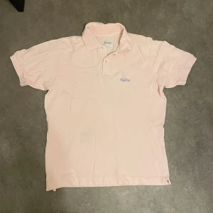 pikétröja rosa - så himla söt men passar tyvärr inte mig! färgen är varmare i verkligheten, kontakta mig för fler bilder 💗 har tyvärr en liten fläck.