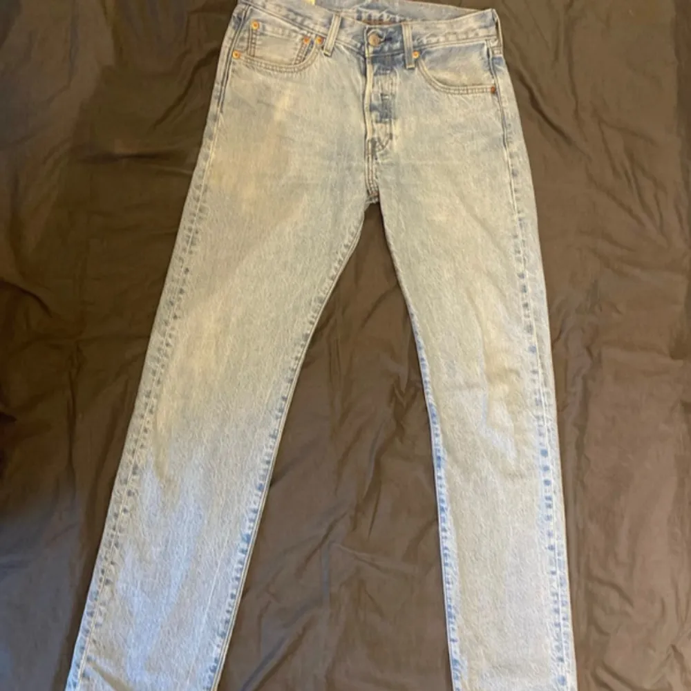 Säljer ett par Levi’s jeans. Använda väl men i bra skick. Nypris på runt 1400kr W28 L32. Jeans & Byxor.