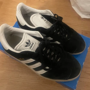 Svarta Adidas Gazelles  - Superfina adidas gazelles i storlek 38! Säljer dem pga att de inte kommer till användning längre men de är i bra skick👍skriv gärna för övriga frågor ❤️