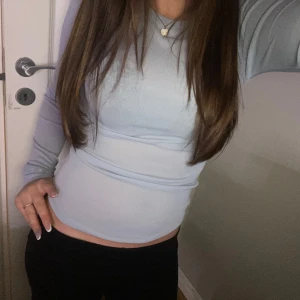 Tröja - Ljusblå långärmad tröja ifrån Gina Tricot  