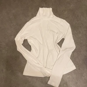 vit turtleneck weekday - den är såå skön men tyvärr tycker jag inte om hur turtlenecks sitter på mig därav valt att sälja!