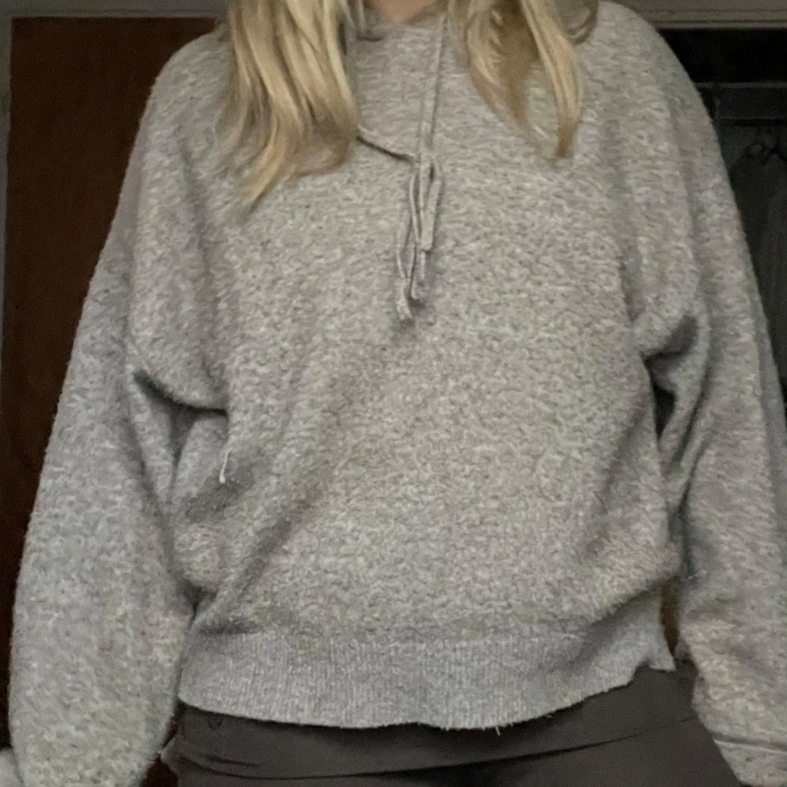 Brun stickad hoodie - 1