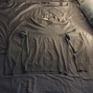Bläck tröja  - Grå tröja från Bläck i fint skick. Mycket skön och sparsamt använd. Storlek M. Pris kan diskuteras. 