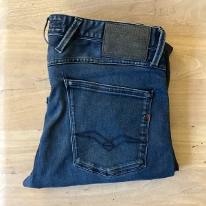 Blå jeans från Replay - Snygga blå jeans från Replay med klassisk femficksdesign och knappgylf. Det är Slim model och skicket är 9/10 inga tecken på användning. Om du undrar något fråga på.