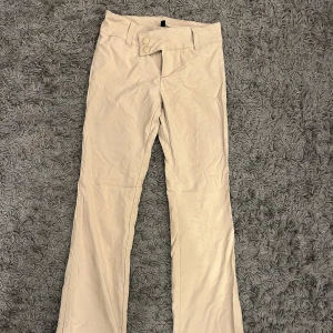 Beige utsvängda kostym byxor  - Beige utsvängda kostym byxor från hm