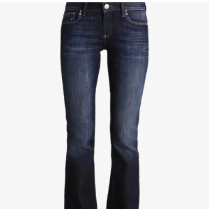 Mavi Mörkblå bootcut jeans - Snygga mörkblå bootcut jeans med låg midja. OBS: det finns ett litet hål vid gylfen/knappen men syns ej när den e stängd o lätt o fixa!