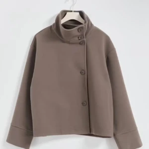 Brun kappa med hög krage - Söt kappa från Gina, använd ett fåtal gånger! Säljs pga för många kappor❤️ Helt slutsåld , kom priv för mer bilder!!