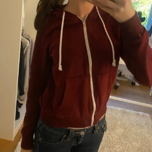 röd zip hoodie - mysig röd zip hoodie som inte kommer till användning
