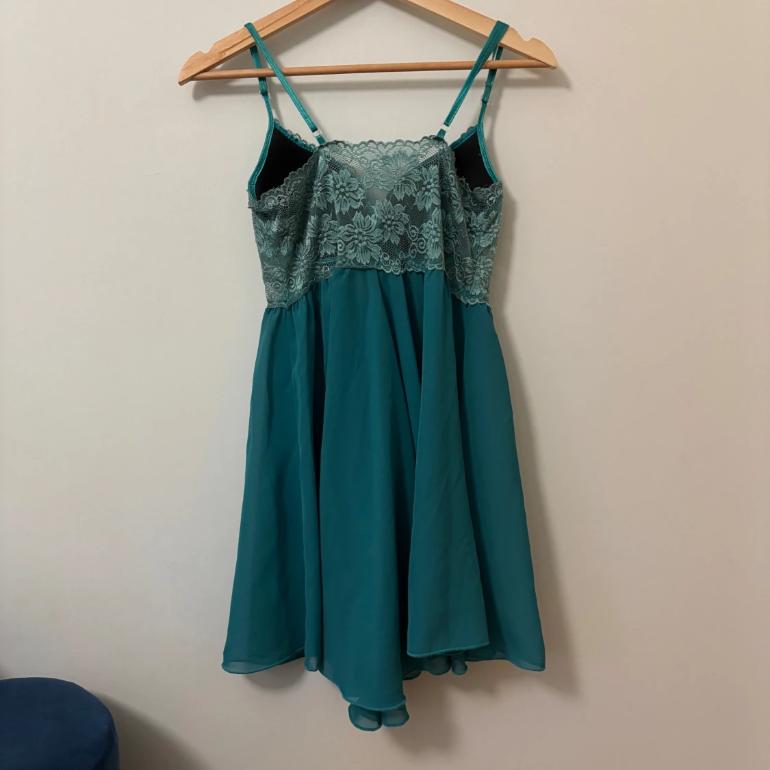 Turkos spetsklänning med smala axelband - 1
