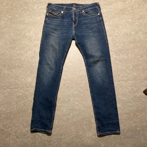 True religion jeans - Snygga mörkblå Trues. Lätta för alla att rocka till ett väldigt bra pris! De är slim fit men lite loose ändå. Size 34. Kolla in profilen för mer och skriv vid minsta fråga