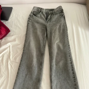 Grå jeansbyxor - Snygga grå jeansbyxor med en straight passform. De har en klassisk design  