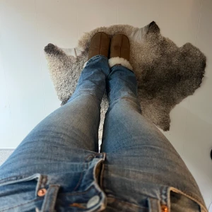 Blå jeans med bootcut - Snygga blå jeans med bootcut jeans!! Lappen bak till är tyvärr borta, men annars inga defekter 💞Storleken är XS low