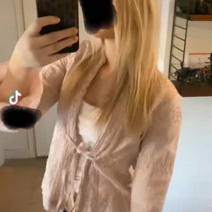 Rosa kofta med knytband - Säljer en söt rosa kofta med knytband framtill. Från odd Molly 