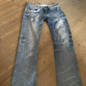 Lågmidjade jeans  - Snygga jeans från märket Bb2, säljer pga att de är lite för små, bra skick. De är väldigt lågmidjade och straight i passform. Midjemått är 37cm, midjehöjden 16 cm, innerbens längden är 82cm 💓