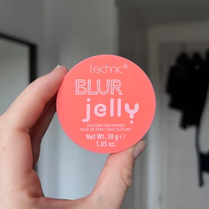 Technic Blur Jelly Primer - Säljer en Technic Blur Jelly Primer som är silikonfri och ger en jämn, matt finish. Perfekt för att förbereda huden innan smink. Innehåller 30 g produkt i en snygg burk med korallfärgat lock. Endast öppnad och kollad på, ej använd.