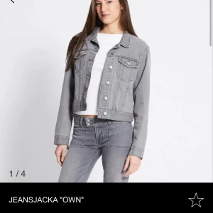 Grå jeansjacka  - Snygg grå jeansjacka från lager 157 med klassisk design och knappar framtill. Jackan har en croppad passform och två bröstfickor med lock. Perfekt för en avslappnad stil. Storlek M men passar mig som bär S💕