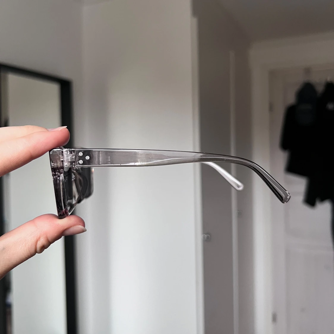 Transparenta solglasögon med svart lins - 3