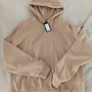 Helt ny hoodie från Lager 157 - En helt ny hoodie från Lager 157, lapparna sitter kvar🌟 Storlek S, men är oversized. Superfin beige/ljusbrun färg! Säljer då den tyvärr inte kommer till användning. 