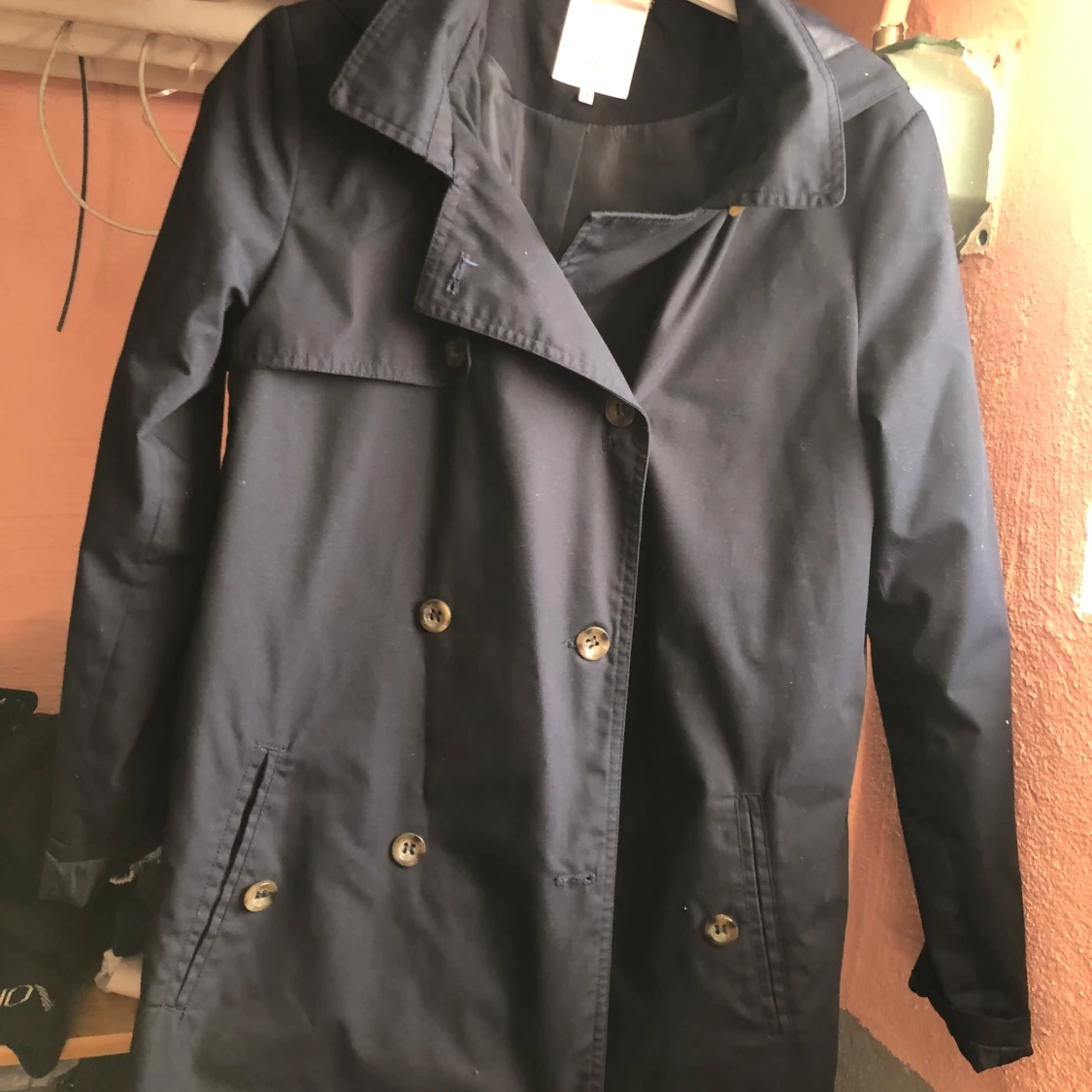 Mörkblå trenchcoat