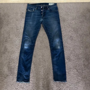 Diesel Jeans - Säljer mina snygga diesel jeans i storlek W30 L32. Dem är sparsamt använda och har inga tydliga defekter. Dem är i bra skick. Killen på bilden är ungefär 183.
