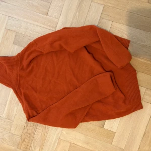 Orange Turtleneck - Säljer en snygg orange polotröja med långa ärmar. Perfekt för kyligare dagar och ger en härlig färgklick till garderoben. Tröjan har en klassisk passform och är tillverkad i ett mjukt material som känns skönt mot huden.