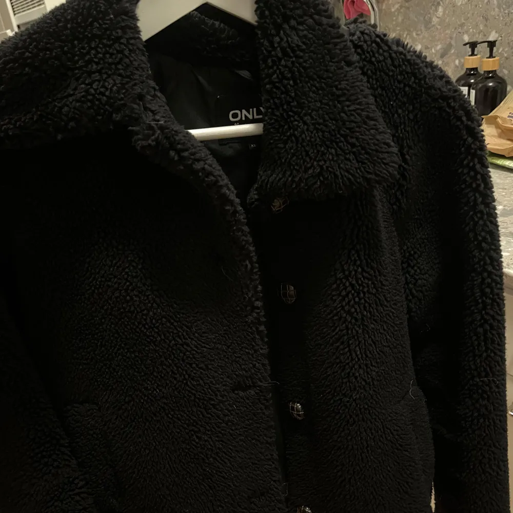 använd, men i gott skick! kommer rolla jackan innan postning och kan va lite trådar här och var men inget som är märkvärdigt men för att förstå vad jag menar se bild 4. lite skinnimitation under kragen, knapparna ser ut som sköldpaddsknappar, superfin! . Takit.