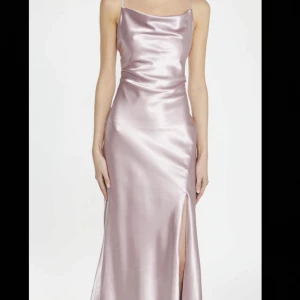 Balklänning - True Decadence balklänning i dusty pink Klänningen har en slits framtill och knytning i ryggen, samt ett litet släp. Stl 36. Ej använd, prislapp sitter kvar. Nypris 1399kr