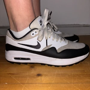 Nike Air Max i svart och vit - Snygga Nike Air Max sneakers i svart och vit med klassisk design. Skorna har en luftig mesh-ovandel och svarta detaljer. Perfekta för en stilren look med bekväm passform och ikonisk Air Max-dämpning.