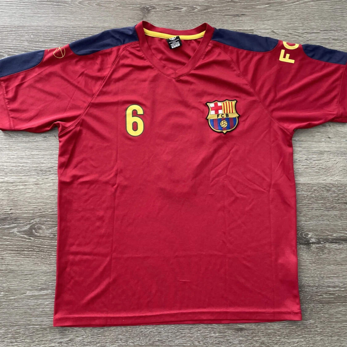 Röd fotbollströja med nummer 6