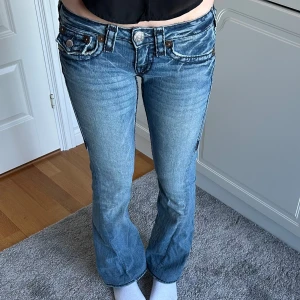 True religion jeans  - True religion low waist bootcut jeans. Storlek 25 men liten i storlek. Midjemått: 36 cm och innerbenslängd: 77 cm