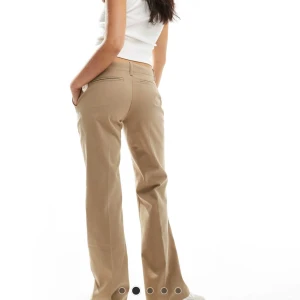 Beige kostymbyxor - Snygga beige kostymbyxor med mid midja och rak/bootcut passform. Perfekta för en 90s modell stilren look. Byxorna är köpta i Paris på Bershka. Aldeig använda bara prislappen som dragits av