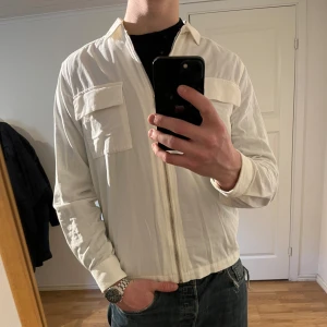 These Glory Days Overshirt  - Säljer denna sjukt snygga Overshirten från These Glory Days⭐️ Färgen är vit och storleken är M⭐️Jackan har inga defekter och skicket är utomordentligt🙌🤝 Sjukt najs passform och material också⭐️🙌 Tveka inte på att höra av er vid minsta fråga eller fundering😊