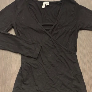 Svart omlottopp - omlotttopp från ASOS. Använd några gånger men bra skick.