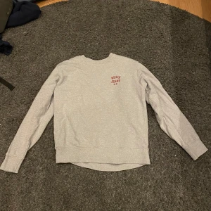 Nudie jeans tröja - Nudie jeans tröja, använd få tal gånger. Storlek M i lite mera avslappnad passform. Ny pris 1400kr.