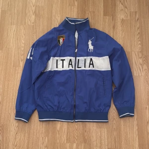 Vintage Ralph lauren jacka! - Säljer nu min sjukt snygga vintage Ralph lauren jacka i blåa färg! Jackan produceras inte längre då den är väldigt limiterad. Jackan är i väldigt fint skick då inget är trasigt och inga fläckar någonstans. Storlek är XXL men passar mig som är 183 som brukar bära M-L. Vid frågor och funderingar kan ni alltid skriva till mig i DM! Mvh Sthlm garderoben! 🍾🔥