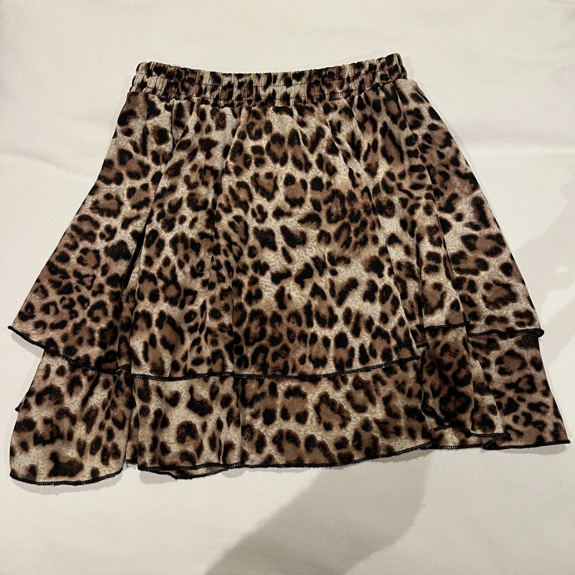 Leopardmönstrad kjol med volang från Raglady