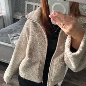 Teddy jacka  - super fin teddy jacka i beige färg, från lager157 med prislapp på,  helt slutsåld! Storlek Xs, pris 300kr🥰 Vid intresse kan köp nu lösas! 