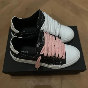 Numeris Pink Denim - Grymt snygga och trendiga Numeris Pink Denim provade en gång annars aldrig använda! Låda osv tillkommer självklart. 