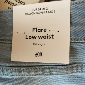 Ljusblå lågmidjade jeans!!💗 - Säljer dessa populära lågmidjade jeansen från hm!!💗💗 Slutsålda på hemsidan❤️ Jesnsen är itsvängda nertill och är ej använda! Storlek 34, men passar även 36❤️