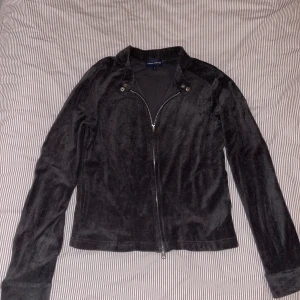 Svart kofta från Marc O'Polo - Svart kofta från Marc O'Polo. Står storlek L i koftan men jag skulle säga att den är Xs/s.