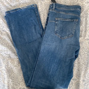 Blå jeans från Zara - Snygga blå jeans från Zara med en klassisk femficksdesign. De är lite slitna vid slutet på jeansen men annars världigy fina på.
